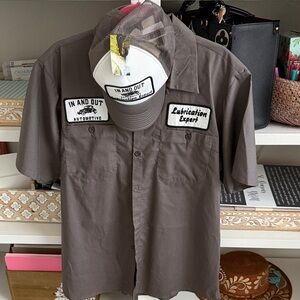 NWT. Spirit Halloween “in and out automotive” grey mechanic shirt & hat. XL.